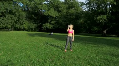 Yaz parkta uzanan uygun, genç kadın