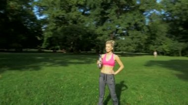 Yaz parkta uzanan uygun, genç kadın