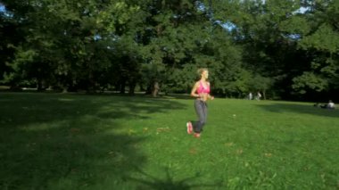 Uygun kadının fiziksel egzersizler yapması