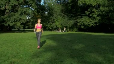 Uygun kadının fiziksel egzersizler yapması