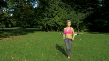 Uygun kadının fiziksel egzersizler yapması