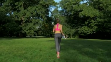 Uygun kadının fiziksel egzersizler yapması