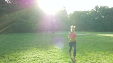 Uygun kadının fiziksel egzersizler yapması