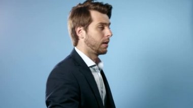 cep telefonu tutan işadamı