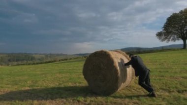 Genç işadamı kırsal kesimde dinlenme