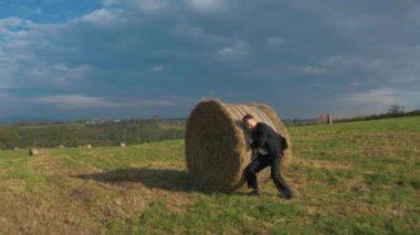 Genç işadamı kırsal kesimde dinlenme