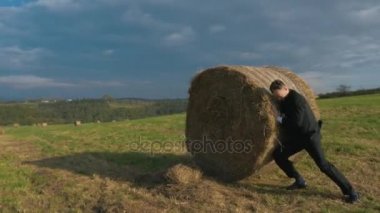 Genç işadamı kırsal kesimde dinlenme