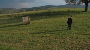 Genç işadamı kırsal kesimde dinlenme