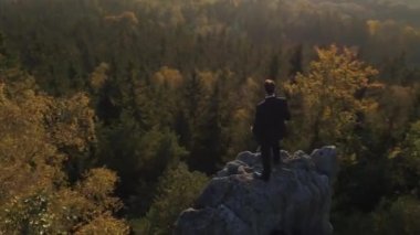 Doğaya yakın yakışıklı işadamı