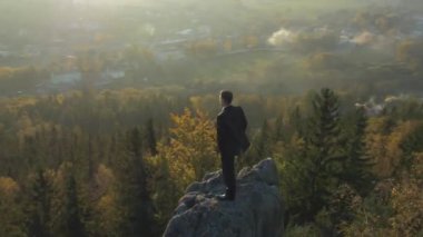 Doğaya yakın yakışıklı işadamı