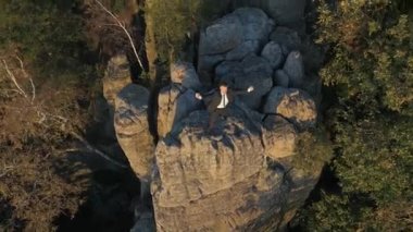 Doğaya yakın yakışıklı işadamı