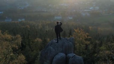 Doğaya yakın yakışıklı işadamı