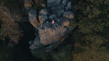 Doğaya yakın yakışıklı işadamı