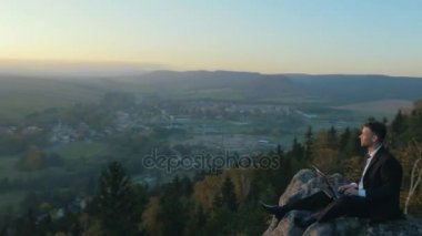 Doğaya yakın yakışıklı işadamı