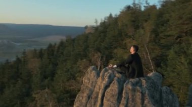 Doğaya yakın yakışıklı işadamı