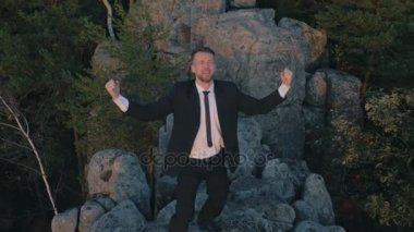 Doğaya yakın yakışıklı işadamı