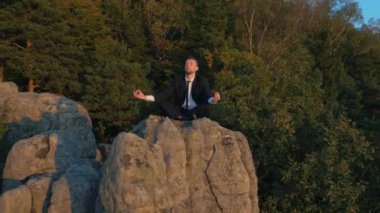 Doğaya yakın yakışıklı işadamı