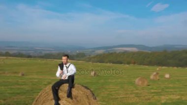 Genç işadamı kırsal kesimde dinlenme