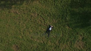 Genç işadamı kırsal kesimde dinlenme