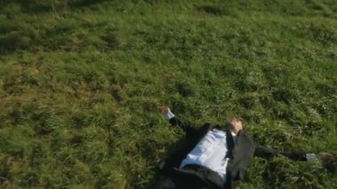 Genç işadamı kırsal kesimde dinlenme