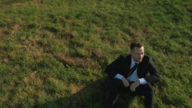 Genç işadamı kırsal kesimde dinlenme