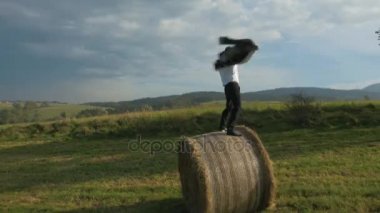 Doğaya yakın yakışıklı işadamı