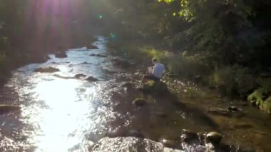 Doğaya yakın yakışıklı işadamı