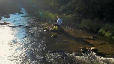 Doğaya yakın yakışıklı işadamı