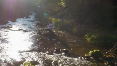 Doğaya yakın yakışıklı işadamı