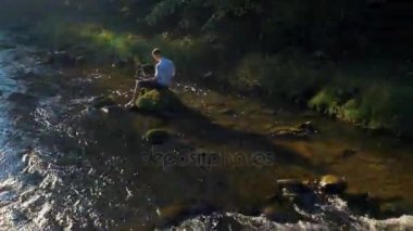 Doğaya yakın yakışıklı işadamı