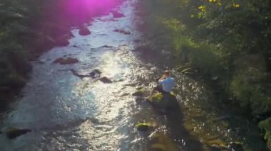 Doğaya yakın yakışıklı işadamı