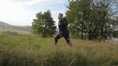 Doğaya yakın yakışıklı işadamı