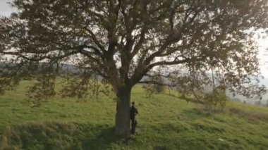 Doğaya yakın yakışıklı işadamı