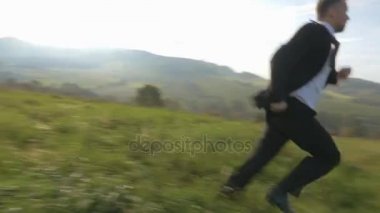 Doğaya yakın yakışıklı işadamı