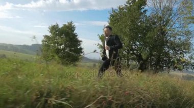 Doğaya yakın yakışıklı işadamı