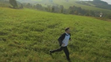 Doğaya yakın yakışıklı işadamı