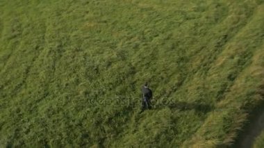 Doğaya yakın yakışıklı işadamı