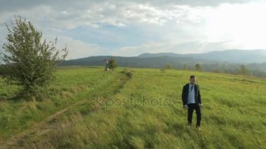 Doğaya yakın yakışıklı işadamı