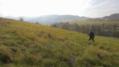 Doğaya yakın yakışıklı işadamı