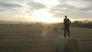 Doğaya yakın yakışıklı işadamı
