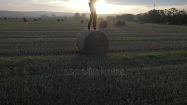 Doğaya yakın yakışıklı işadamı