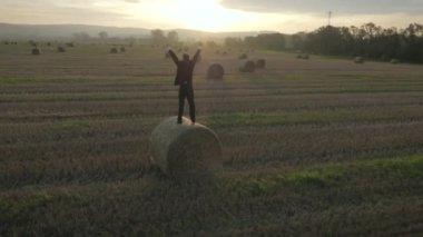 Doğaya yakın yakışıklı işadamı