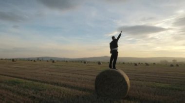 Doğaya yakın yakışıklı işadamı