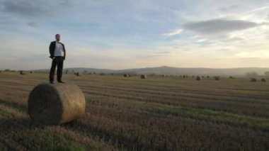 Doğaya yakın yakışıklı işadamı