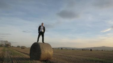 Doğaya yakın yakışıklı işadamı