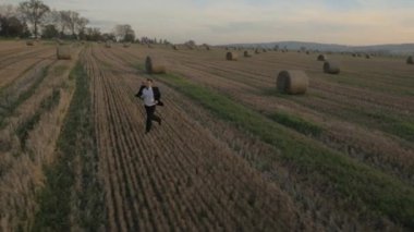 Doğaya yakın yakışıklı işadamı