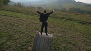 Doğaya yakın yakışıklı işadamı