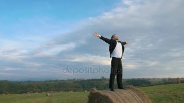 Doğaya yakın yakışıklı işadamı