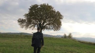 Doğaya yakın yakışıklı işadamı