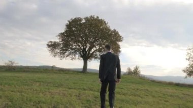 Doğaya yakın yakışıklı işadamı